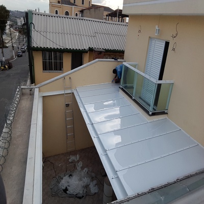Cobertura retrátil de policarbonato com iluminação natural e proteção contra intempéries