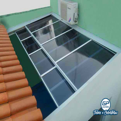 Cobertura retrátil de policarbonato em SP com design moderno e funcional