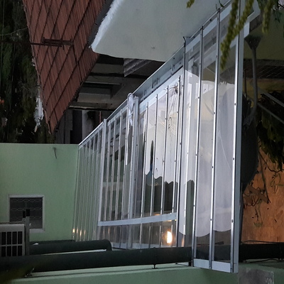 Projetos que ficam mais funcionais com cobertura retrátil de policarbonato
